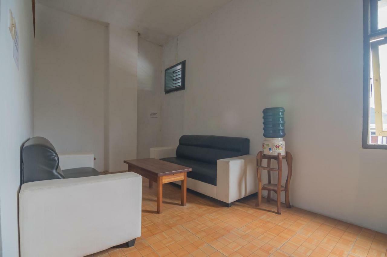 Reddoorz Near Gajah Mada Pontianak Hotel Ngoại thất bức ảnh