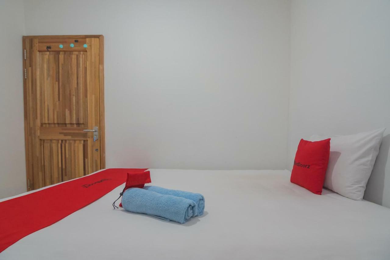 Reddoorz Near Gajah Mada Pontianak Hotel Ngoại thất bức ảnh
