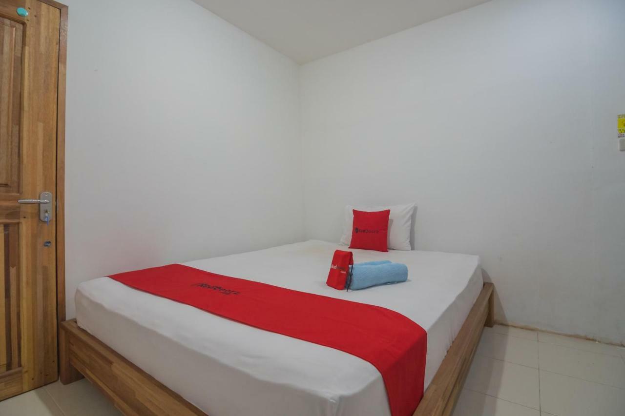Reddoorz Near Gajah Mada Pontianak Hotel Ngoại thất bức ảnh